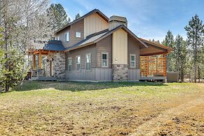 Donnelly Cabin w/ Hot Tub < 1 Mi to Boulder Creek!