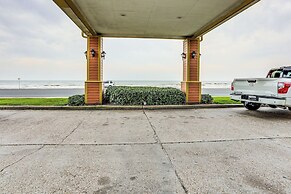 Galveston Beach Condo w/ Resort Amenities