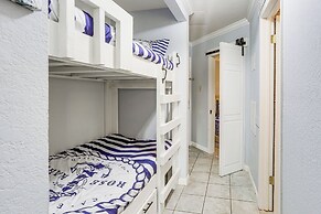 Galveston Beach Condo w/ Resort Amenities