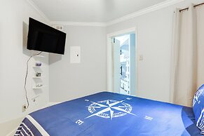 Galveston Beach Condo w/ Resort Amenities