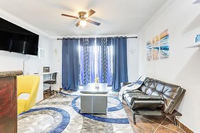 Galveston Beach Condo w/ Resort Amenities