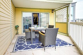 Galveston Beach Condo w/ Resort Amenities