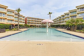 Galveston Beach Condo w/ Resort Amenities