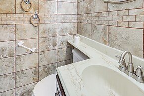 Galveston Beach Condo w/ Resort Amenities