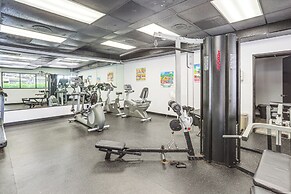 Galveston Beach Condo w/ Resort Amenities