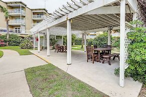 Galveston Beach Condo w/ Resort Amenities