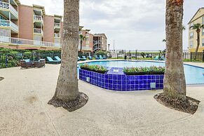 Galveston Beach Condo w/ Resort Amenities