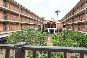 Galveston Beach Condo w/ Resort Amenities