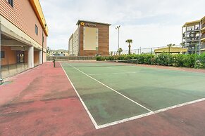 Galveston Beach Condo w/ Resort Amenities