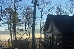Blue Ridge Cabin w/ Mountain Views: 6 Mi to Dtwn!
