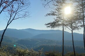 Blue Ridge Cabin w/ Mountain Views: 6 Mi to Dtwn!