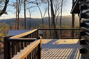 Blue Ridge Cabin w/ Mountain Views: 6 Mi to Dtwn!