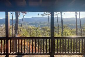 Blue Ridge Cabin w/ Mountain Views: 6 Mi to Dtwn!
