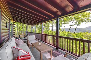 Blue Ridge Cabin w/ Mountain Views: 6 Mi to Dtwn!