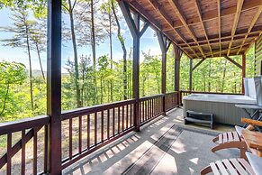 Blue Ridge Cabin w/ Mountain Views: 6 Mi to Dtwn!