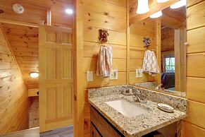 Blue Ridge Cabin w/ Mountain Views: 6 Mi to Dtwn!