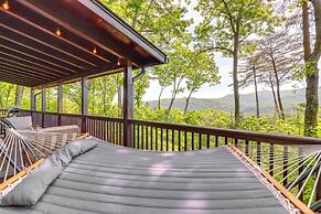 Blue Ridge Cabin w/ Mountain Views: 6 Mi to Dtwn!