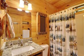 Blue Ridge Cabin w/ Mountain Views: 6 Mi to Dtwn!