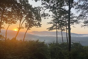 Blue Ridge Cabin w/ Mountain Views: 6 Mi to Dtwn!