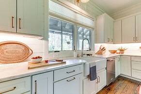 Stunning Cashiers Cottage Rental w/ Screened Porch