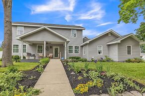 Mommyc's Villa Fun House 4 Bedroom Home by RedAwning