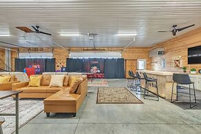 Mommyc's Villa Fun House 4 Bedroom Home by RedAwning