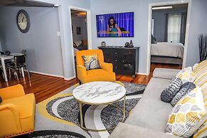 Downtown Cozy 2 BR Apt - 4min drive MardiGras Park