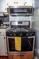 Downtown Cozy 2 BR Apt - 4min drive MardiGras Park