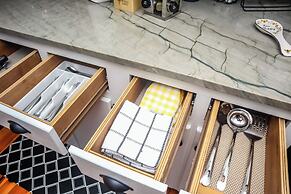 Downtown Cozy 2 BR Apt - 4min drive MardiGras Park