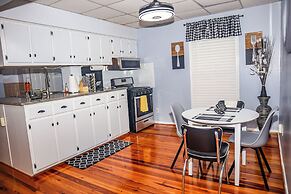Downtown Cozy 2 BR Apt - 4min drive MardiGras Park