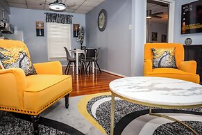 Downtown Cozy 2 BR Apt - 4min drive MardiGras Park