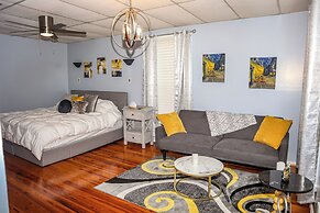 Downtown Cozy 2 BR Apt - 4min drive MardiGras Park