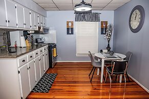 Downtown Cozy 2 BR Apt - 4min drive MardiGras Park