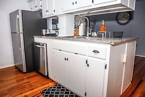 Downtown Cozy 2 BR Apt - 4min drive MardiGras Park