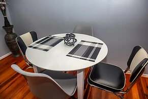 Downtown Cozy 2 BR Apt - 4min drive MardiGras Park