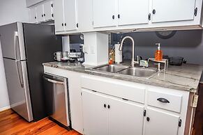 Downtown Cozy 2 BR Apt - 4min drive MardiGras Park