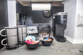 Downtown Cozy 2 BR Apt - 4min drive MardiGras Park