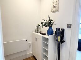 Condo Apartment With Workspace