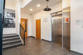 Condo Apartment With Workspace