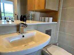 Condo Apartment With Workspace