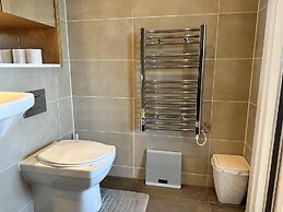 Condo Apartment With Workspace