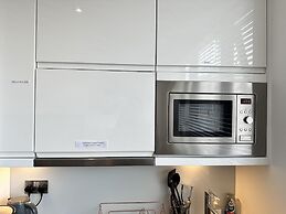 Condo Apartment With Workspace