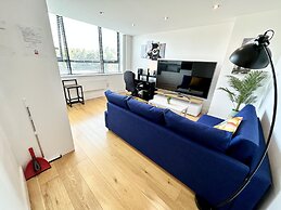 Condo Apartment With Workspace