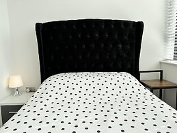 Condo Apartment With Workspace