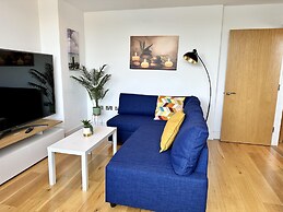 Condo Apartment With Workspace