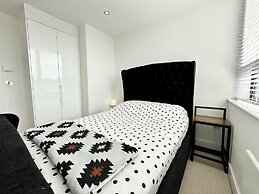 Condo Apartment With Workspace