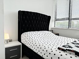 Condo Apartment With Workspace