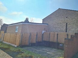 Central Guest Room - En-suite, Parking & Garden