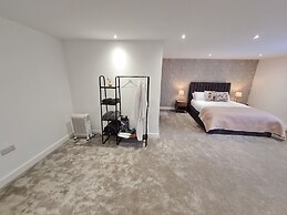 Central Guest Room - En-suite, Parking & Garden