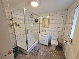 Central Guest Room - En-suite, Parking & Garden